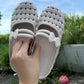👡JETZT 50% RABATT! 💐Atmungsaktive Pantoletten mit Schleife, stylische, weiche Slipper mit Lochmuster für den Sommer ✨
