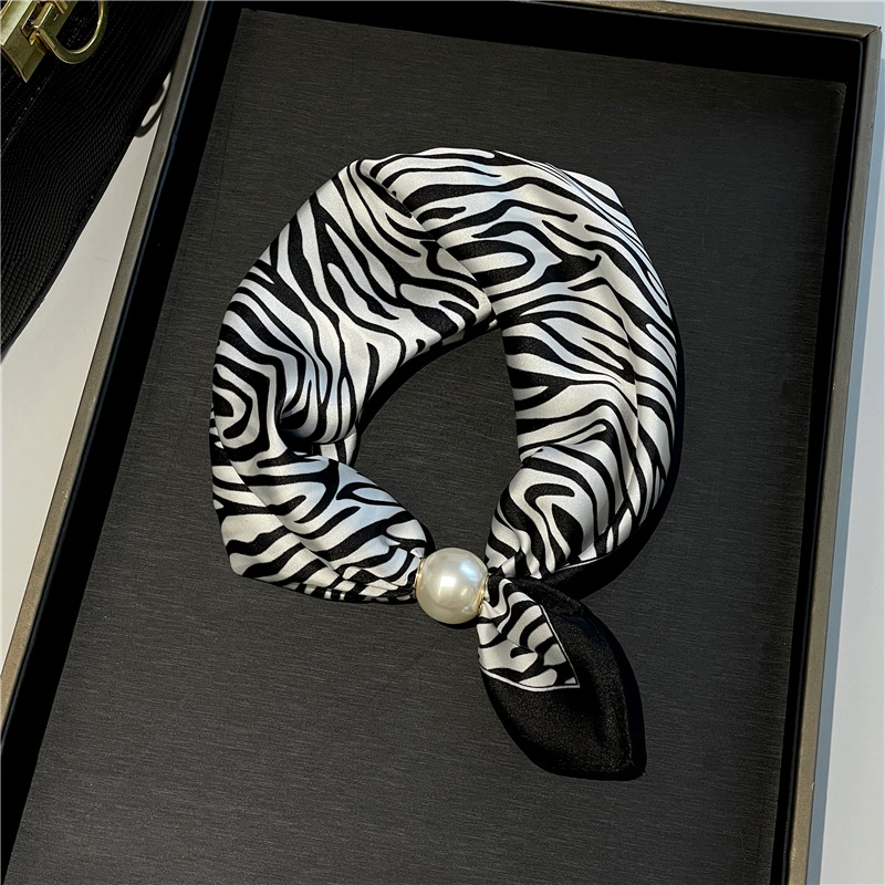 ✨ No-Tie Magnetic Pearl Clasp Scarf – Elegant Style & Effortless Comfort 🤍