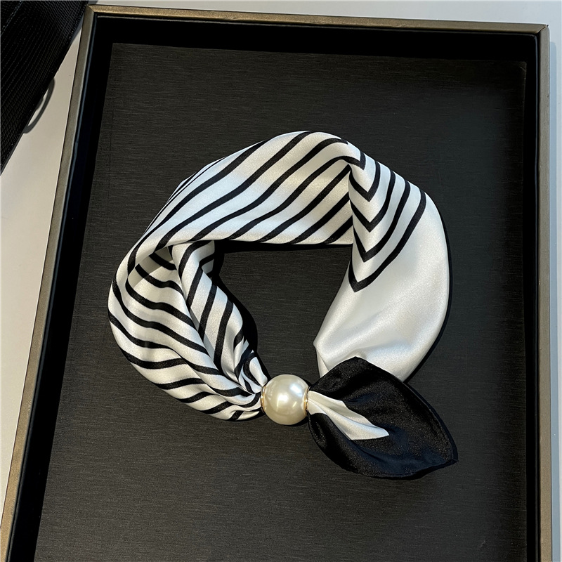 ✨ No-Tie Magnetic Pearl Clasp Scarf – Elegant Style & Effortless Comfort 🤍