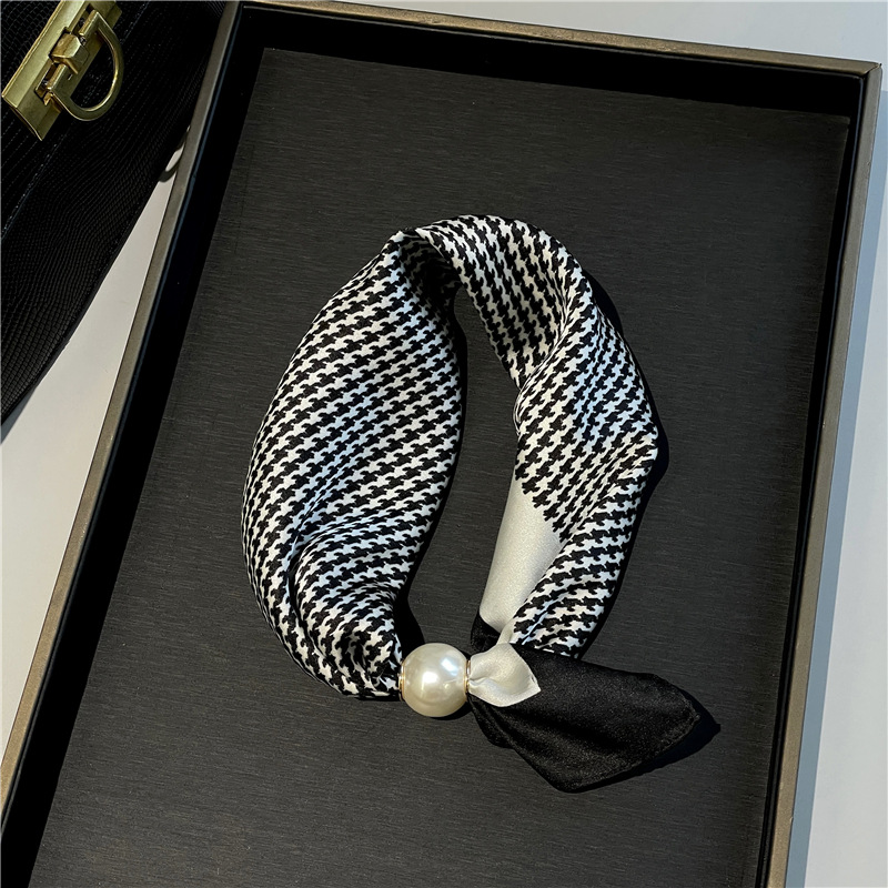 ✨ No-Tie Magnetic Pearl Clasp Scarf – Elegant Style & Effortless Comfort 🤍