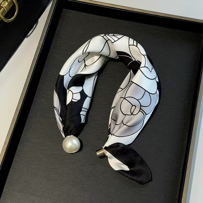 ✨ No-Tie Magnetic Pearl Clasp Scarf – Elegant Style & Effortless Comfort 🤍